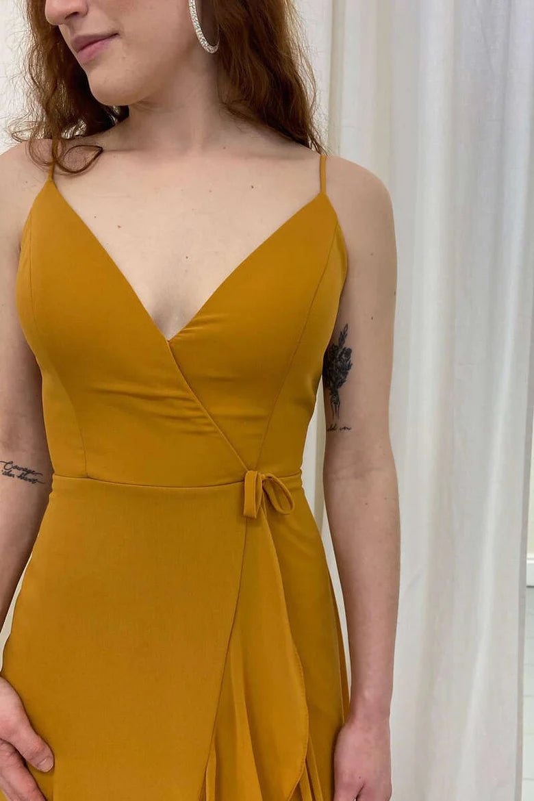 Vestido largo de dama de honor con volantes y cuello en V